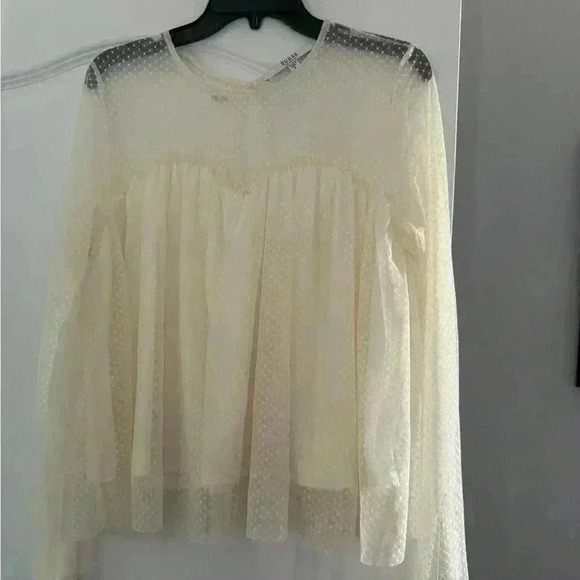 Guess beautiful top. Hardly worn. Spring/summer season start - Picture 1 of 11